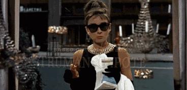 我背着2万的包包，但我出门依然挤着公交