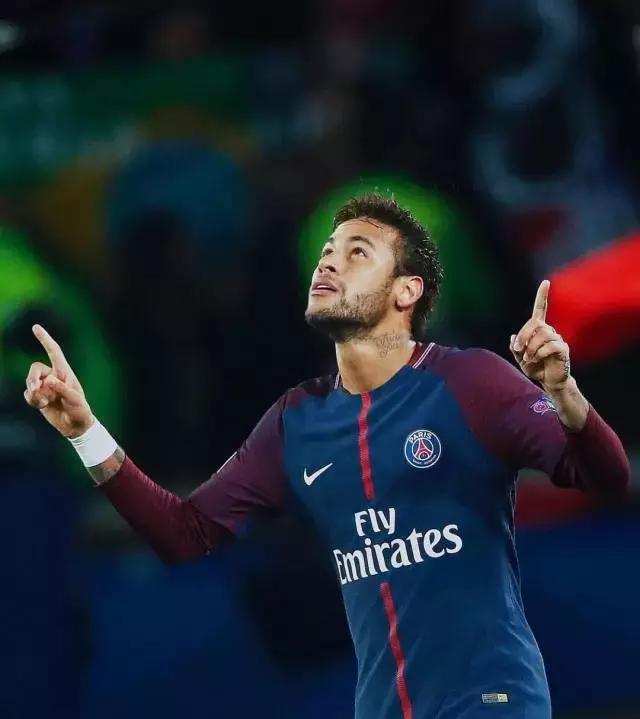 女生伪球迷看世界杯,伪球迷足球女孩