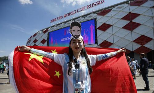 女球迷看到c罗进球后,世界杯漂亮女球迷冲进球场