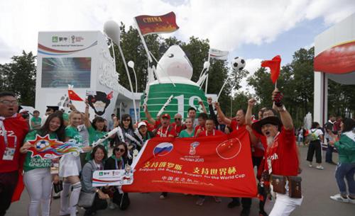 女球迷看到c罗进球后,世界杯漂亮女球迷冲进球场