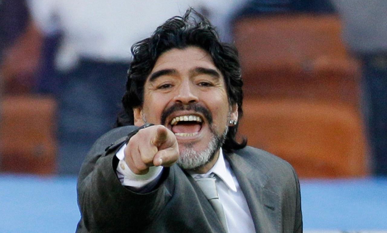 马拉多纳挑衅球场,马拉多纳为什么能在球场吸烟