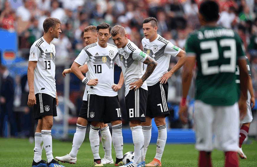 赢球就像过年！墨西哥美女球迷手舞足蹈，而勒夫这组动作很尴尬