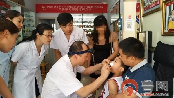 北京中医药大学附院耳鼻喉专家贺诗峰走进侯成庆诊所开展鼻炎、扁桃体炎义诊