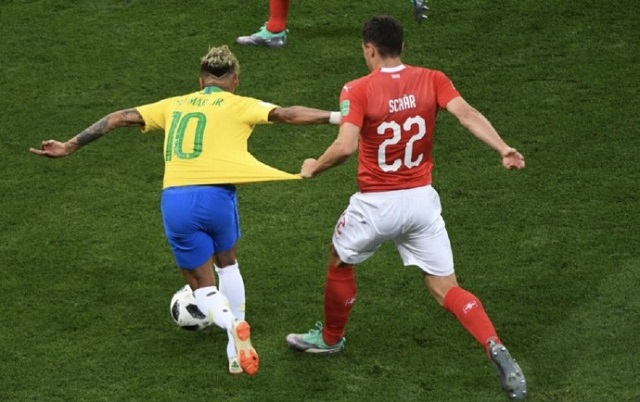 内马尔被侵犯十次，隔着屏幕都看着疼，瑞士球员有机会就死里*他干**