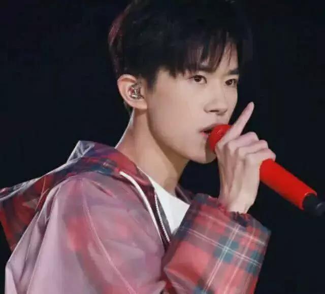 易烊千玺让胖虎给“妈妈”买冰淇淋，太暖心了