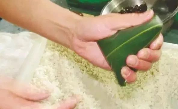 端午到了教你如何包粽子,端午节快来了怎么包粽子