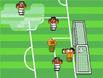 在这款比拼技巧的足球游戏中,所有玩家都努力“踢烂”对手的屁股