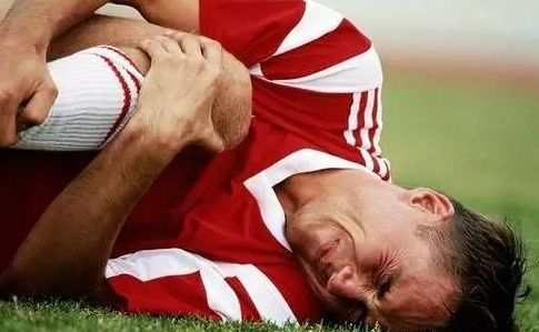 踢足球常见膝盖伤病,踢球中遇到的事故和处理方法