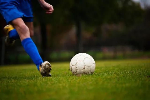 踢足球常见膝盖伤病,踢球中遇到的事故和处理方法