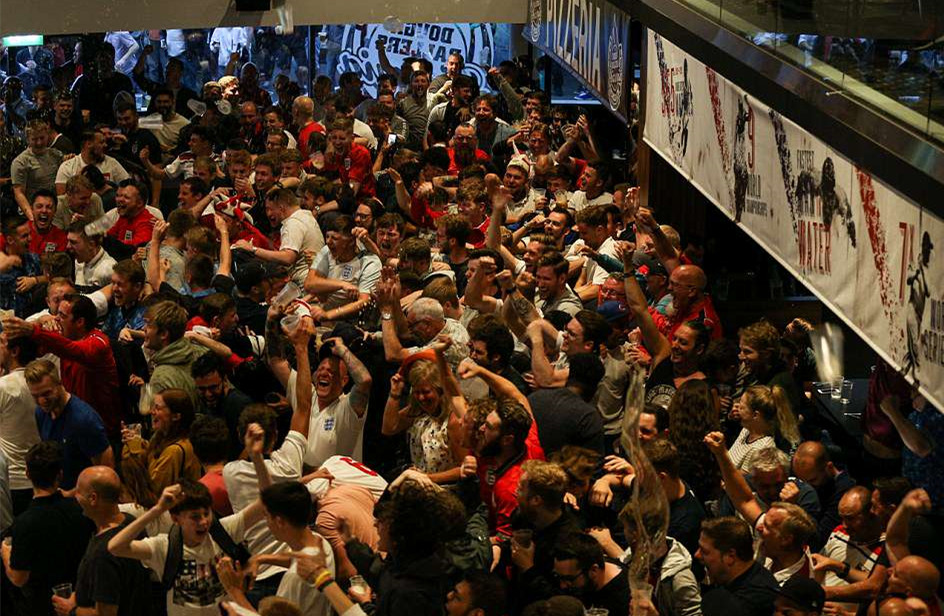 英格兰球迷庆祝阿根廷夺冠,英格兰球迷疯狂庆祝女足