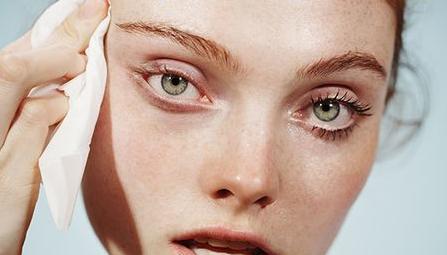 夏季爱出油毛孔大,夏季男生油脂分泌旺盛毛孔堵塞