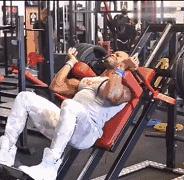 哑铃训练腿部肌肉的动作,腿部拉伸动作缓解肌肉酸痛