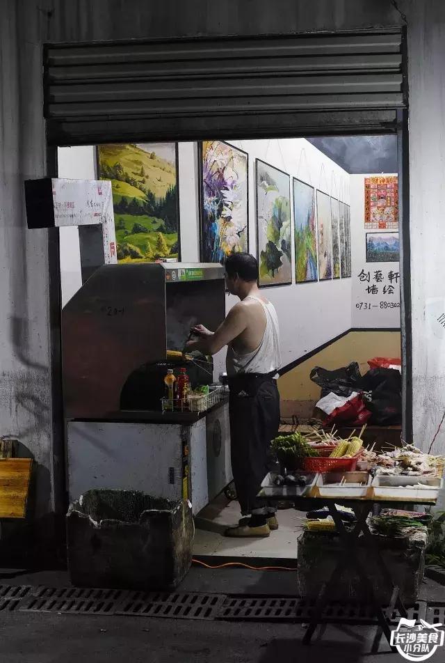不管有没有世界杯，这家几平方的无名烧烤摊，牛肉串都要预定！