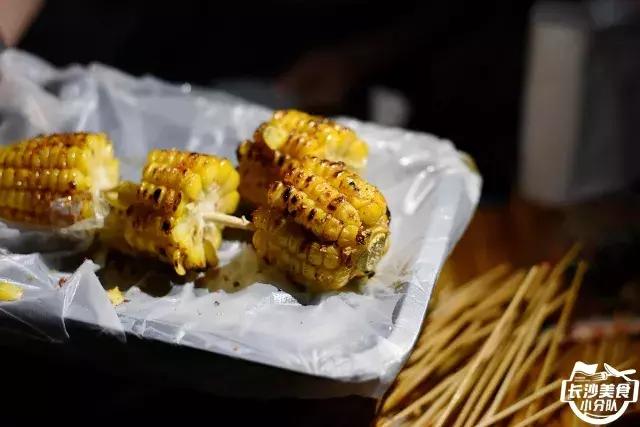 不管有没有世界杯,这家几平方的无名烧烤摊,牛肉串都要预定!