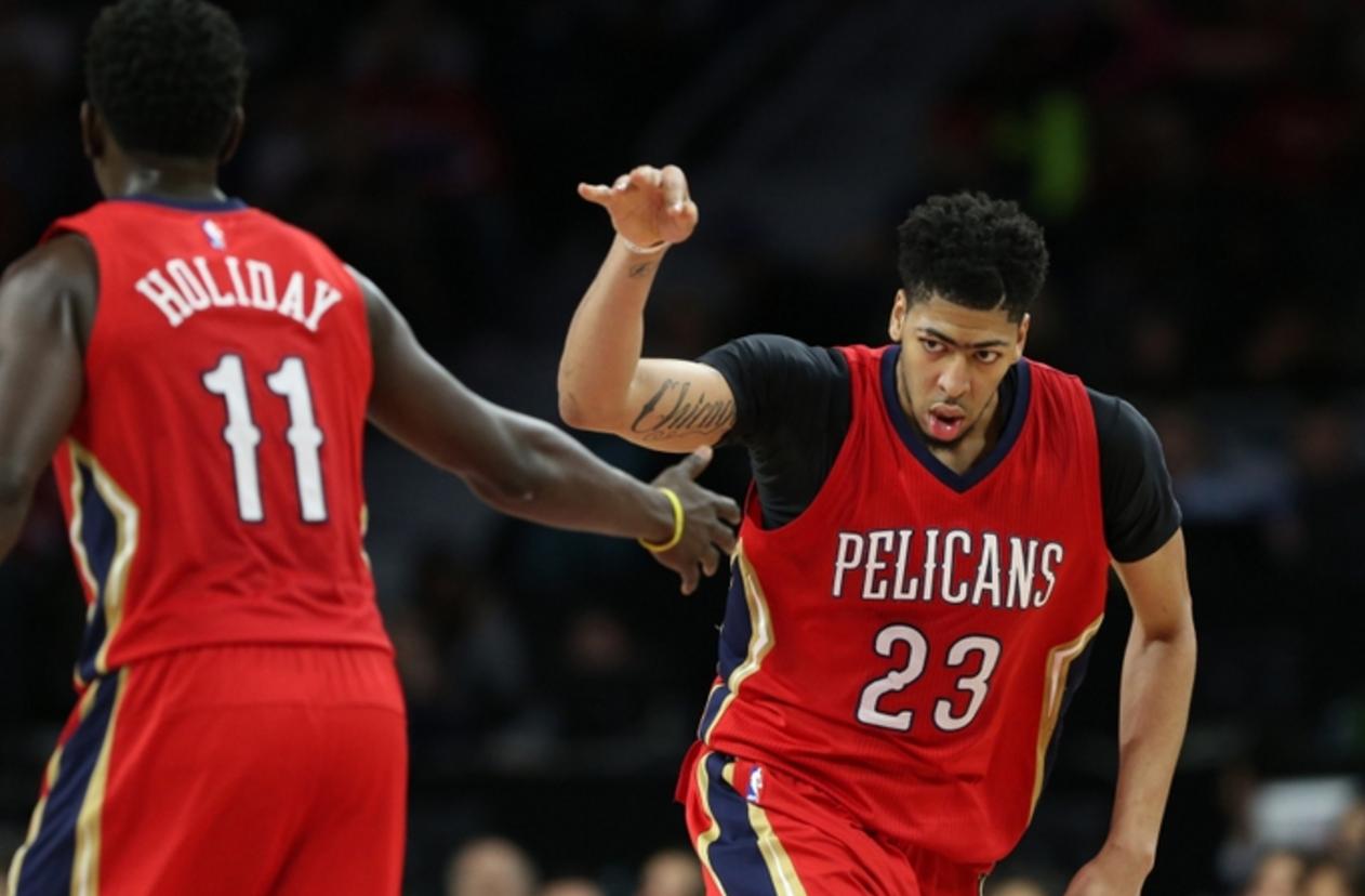 为什么足球穿短袖篮球穿背心,足球运动员为什么要穿两件上衣