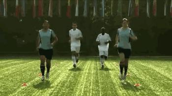 踢球简单的热身,踢球热身的视频