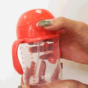 8款婴童吸管杯测评：哪款让宝宝喝得方便，妈妈用得安心？