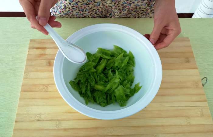 家庭凉拌苦瓜正确最好吃的做法,家常菜凉拌苦瓜的做法大全