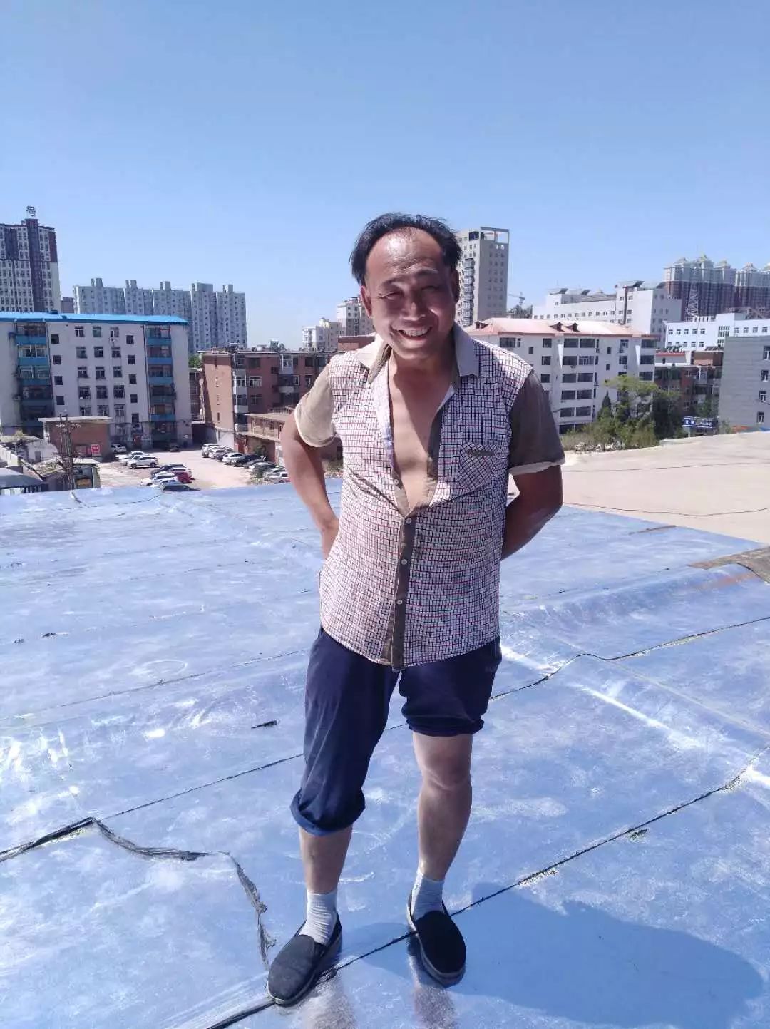 这个袁师傅不简单，多年义务给困难家庭做防水！他说，自己曾受到别人帮助