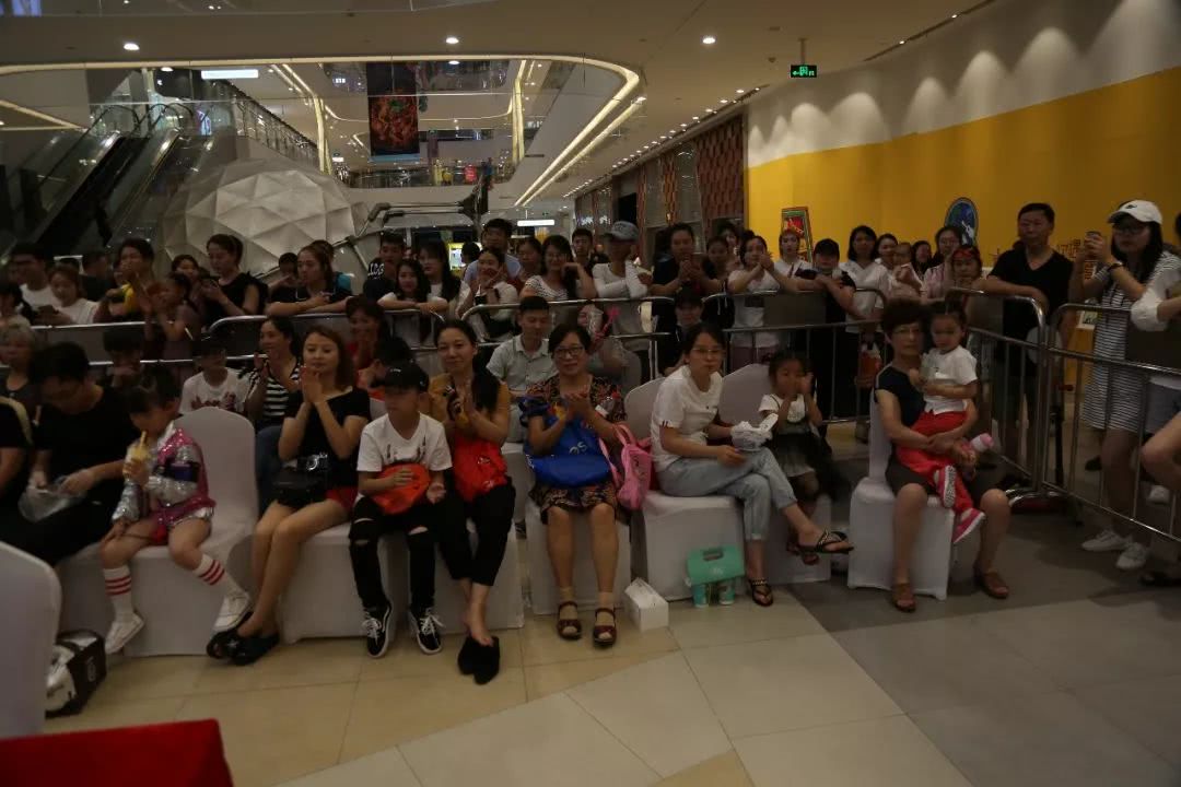 银乐迪新天地店,为世界杯加油足球小宝贝