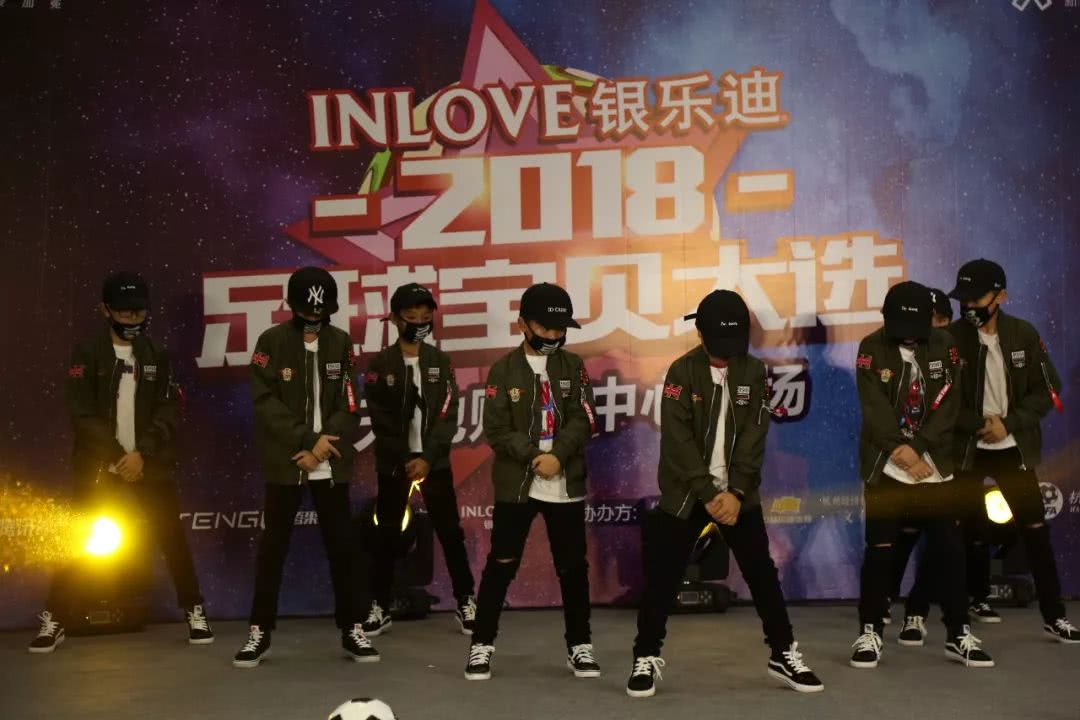 银乐迪新天地店,为世界杯加油足球小宝贝