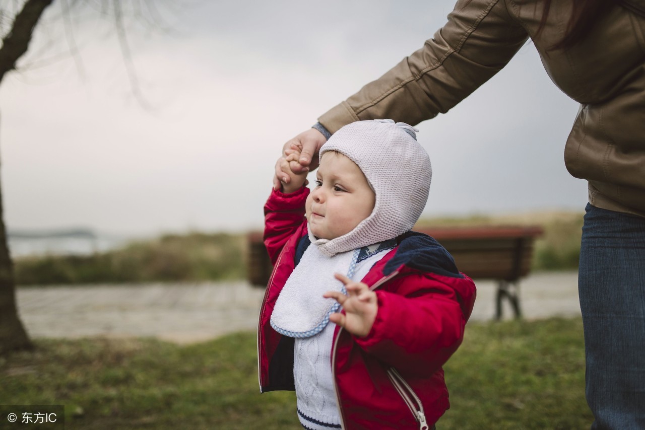 幼儿园萌娃重心不稳摔倒,孩子走路重心不稳