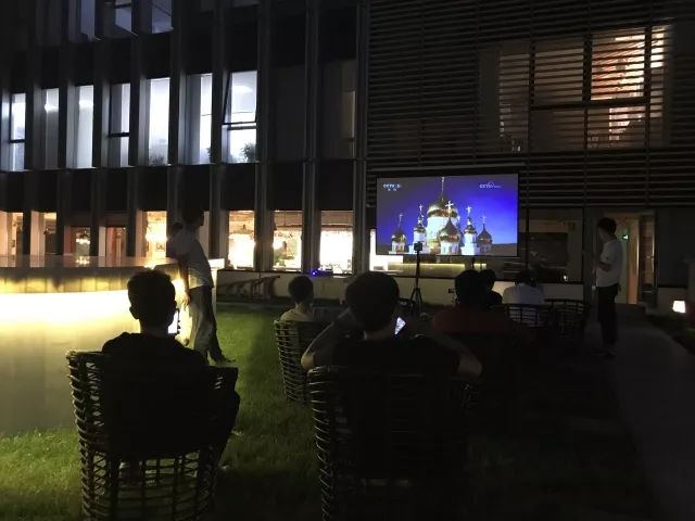 在公司露台看球！室内还是室外？pick一下