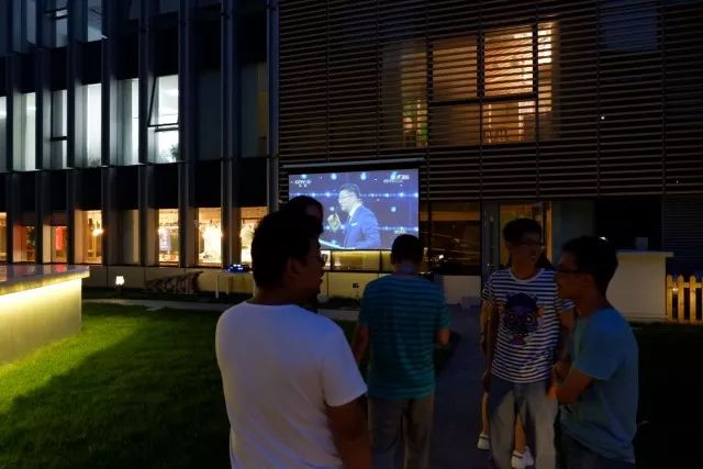 在公司露台看球！室内还是室外？pick一下