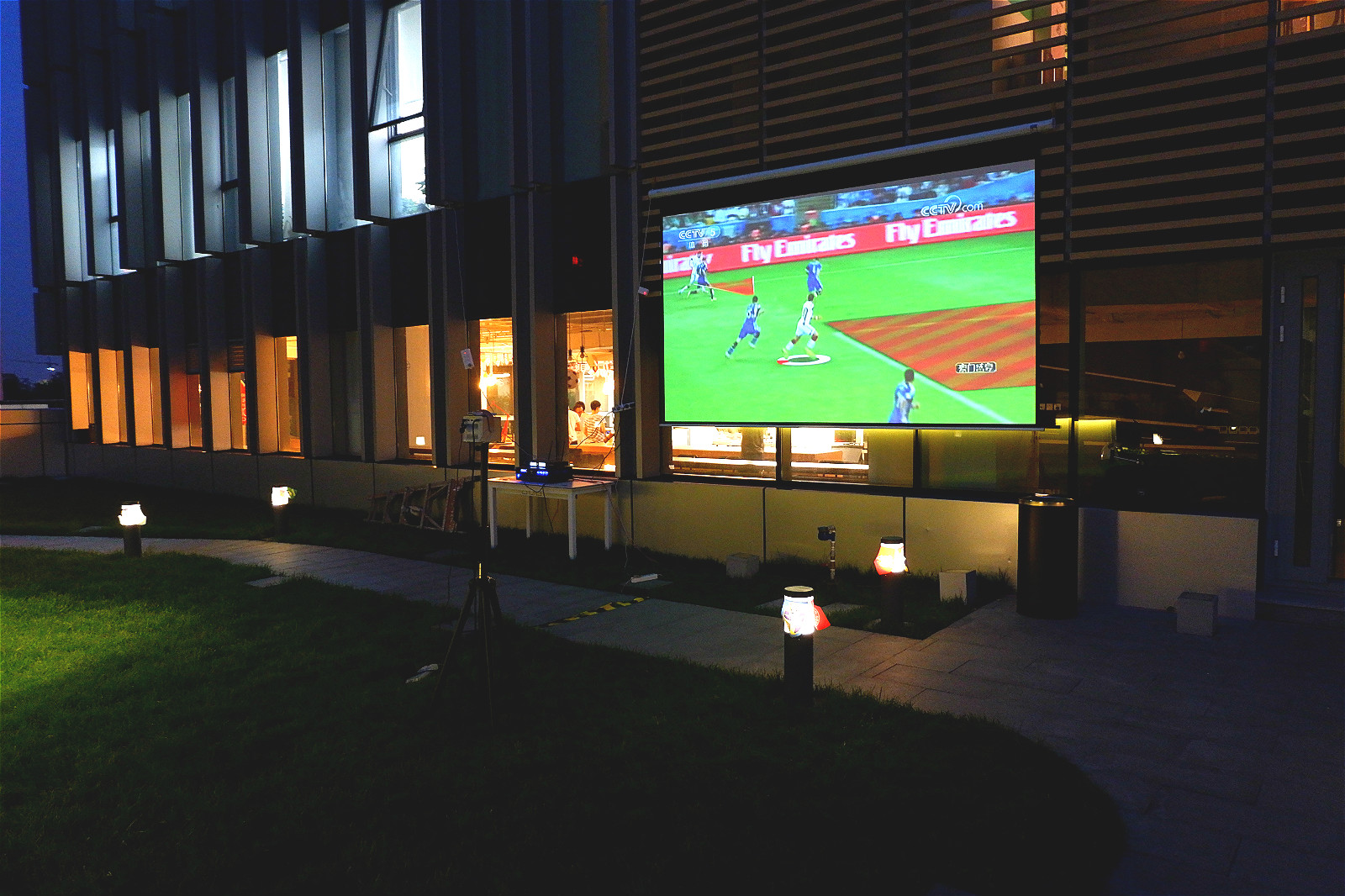 在公司露台看球！室内还是室外？pick一下
