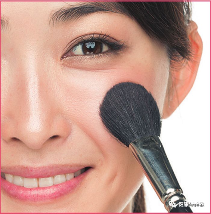 蔡徐坤腮红上热搜！《创造101》小姐姐说腮红用得好，脸小年龄小