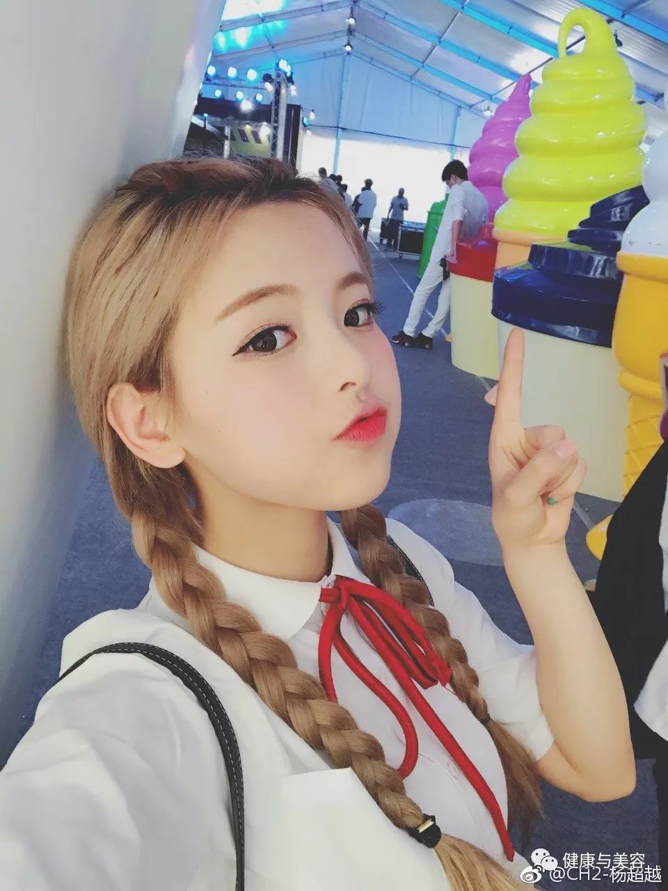 蔡徐坤腮红上热搜！《创造101》小姐姐说腮红用得好，脸小年龄小