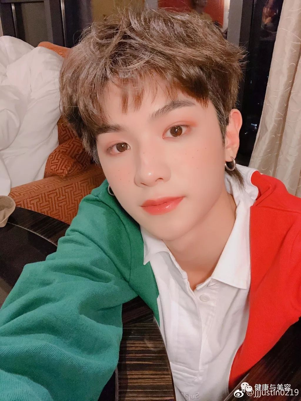 蔡徐坤腮红上热搜！《创造101》小姐姐说腮红用得好，脸小年龄小