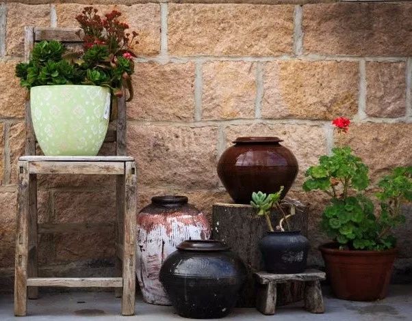 家里摆放凌乱废旧物品,家里的这些旧物别急着扔