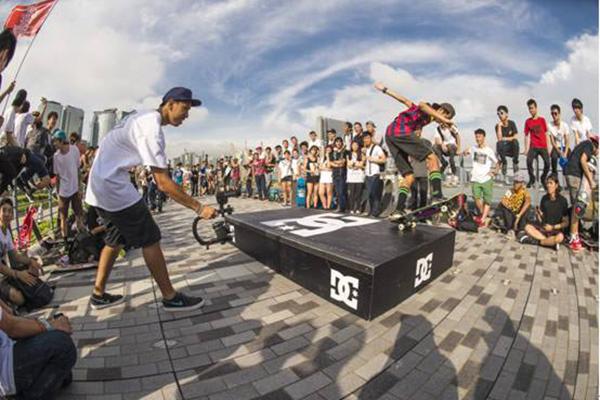 世界滑板日,世界滑板日滑板刷街