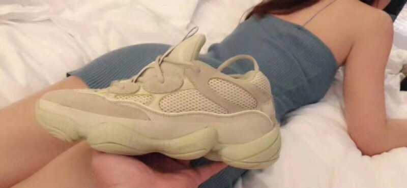 AJ1橘红、yeezy白斑马、ClotXAF1白丝绸、黑*弹子**哪双会更style