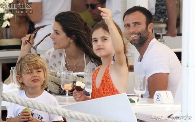 维密超模足球宝贝,刘雯维密走秀上演足球宝贝