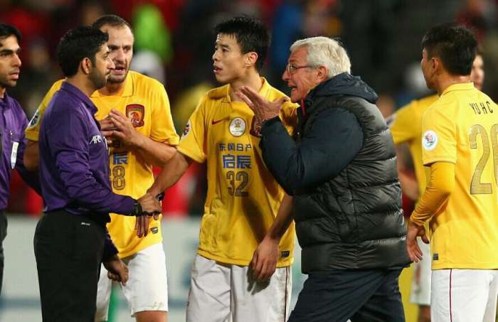 执法韩国和意大利足球的裁判,执法中国队的裁判