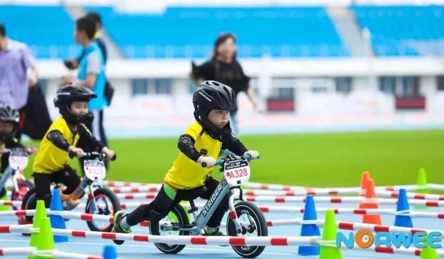 南京3岁萌娃，旋风小子骑平衡车