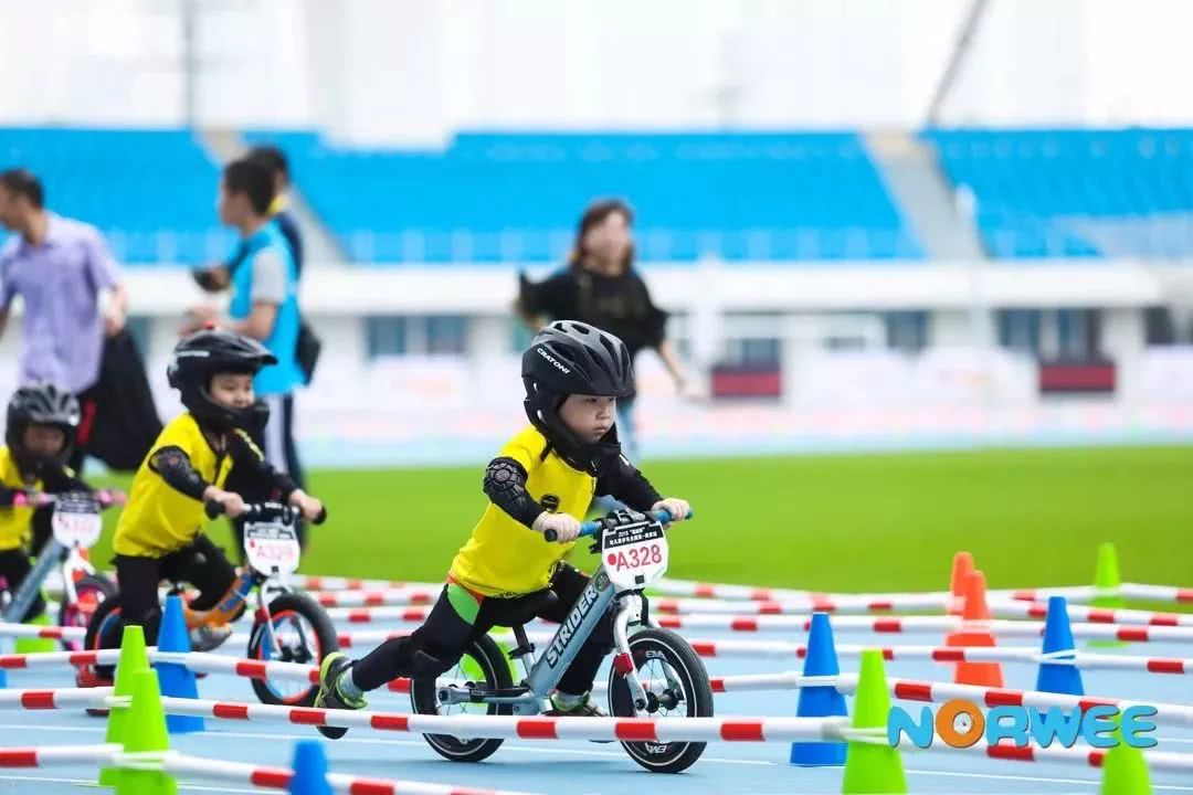 南京3岁萌娃，旋风小子骑平衡车