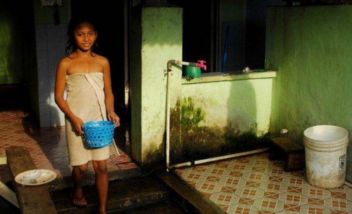 印尼贫民窟成旅游景点，少女像猪狗一样被推销给游客！