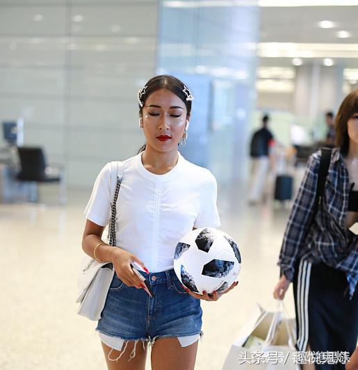 吉克隽逸黑色裤子完整版,吉克隽逸晒照穿露脐装超短裤