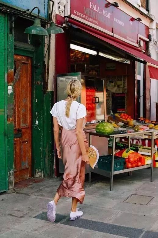 清凉吊带裙穿搭,夏季时尚高级感优雅吊带裙