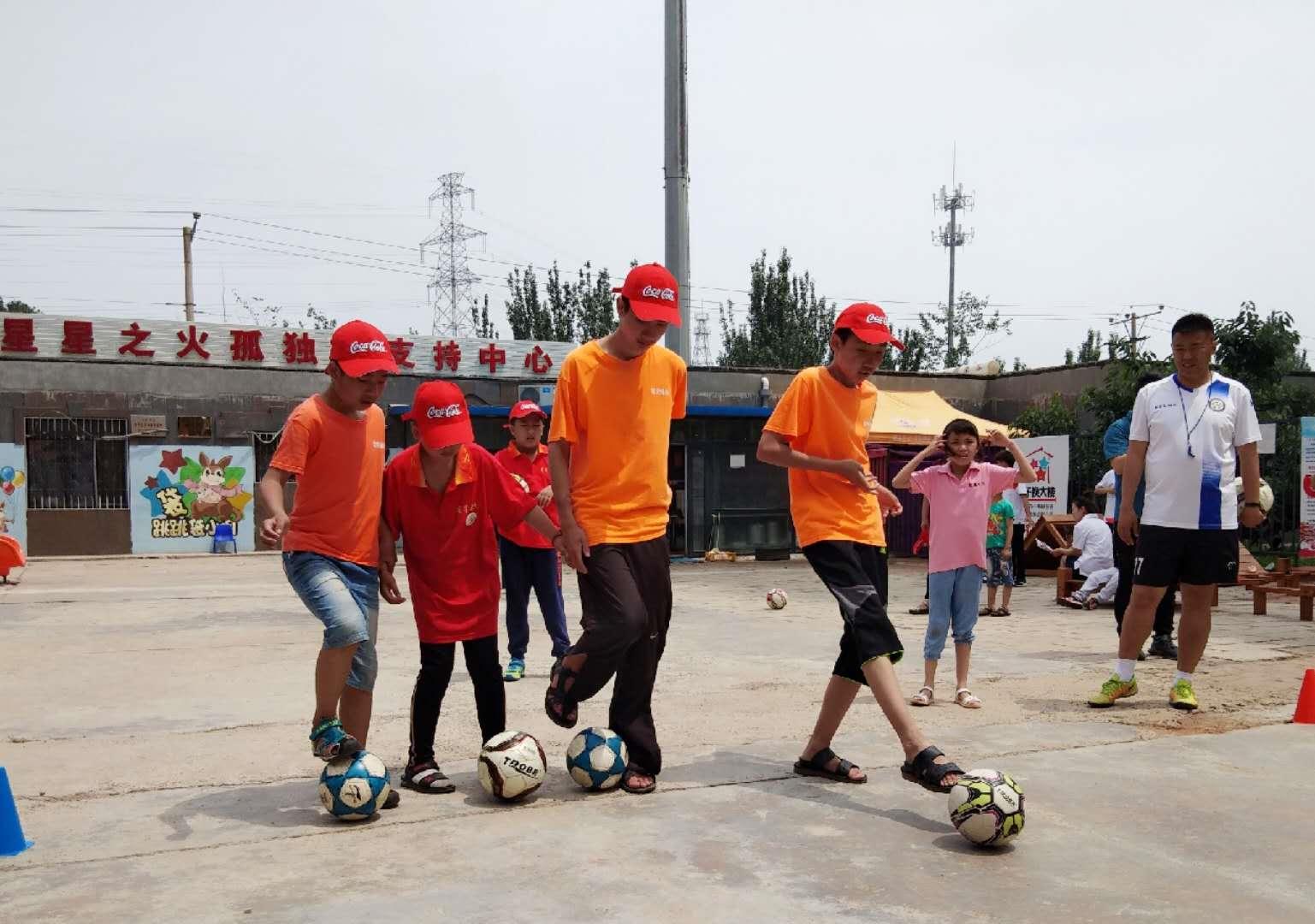 用足球的快乐点亮温暖的世界-辽宁中可带领星星的孩子感受世界杯