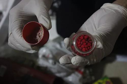 47岁女主播直播贩毒，尺度越大粉丝越疯狂，送花送游艇送*毒冰**！