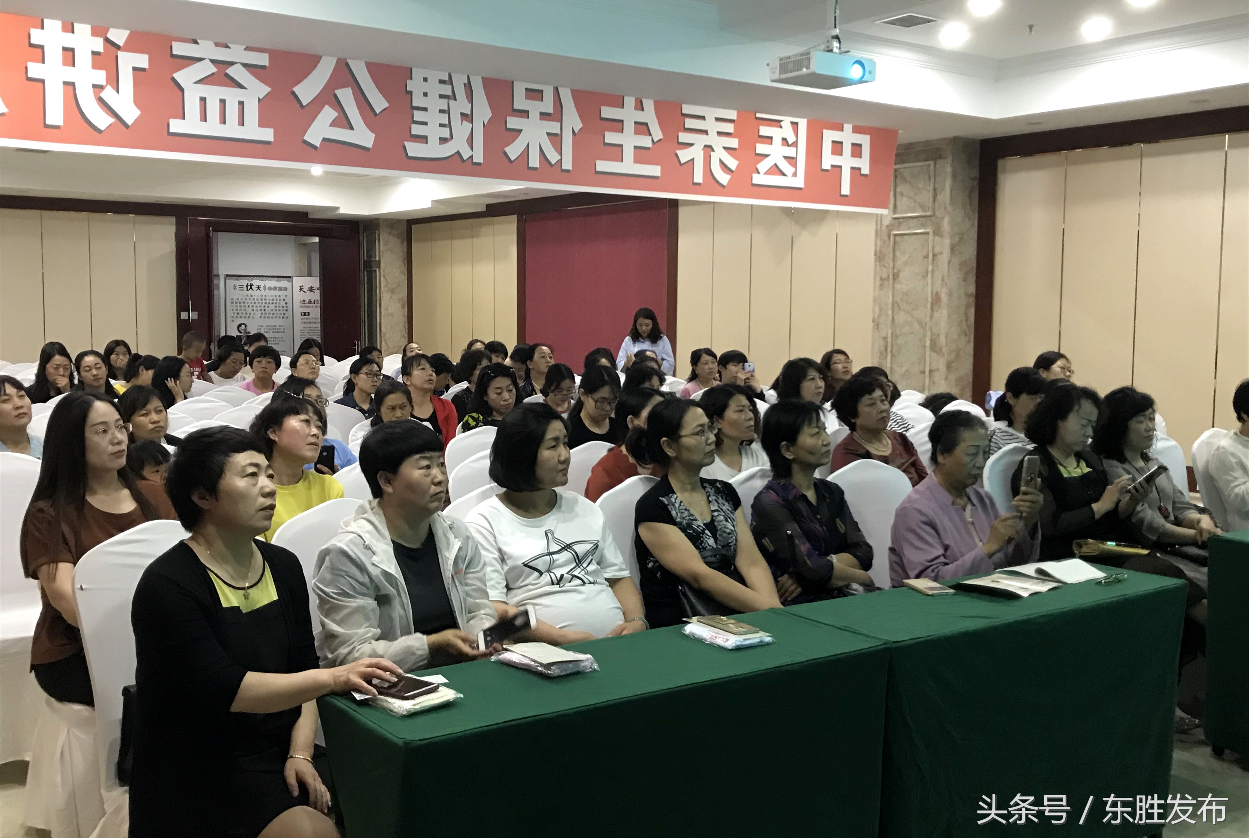 黑人中医博士迪亚拉在东胜为市民作女性健康专题讲座