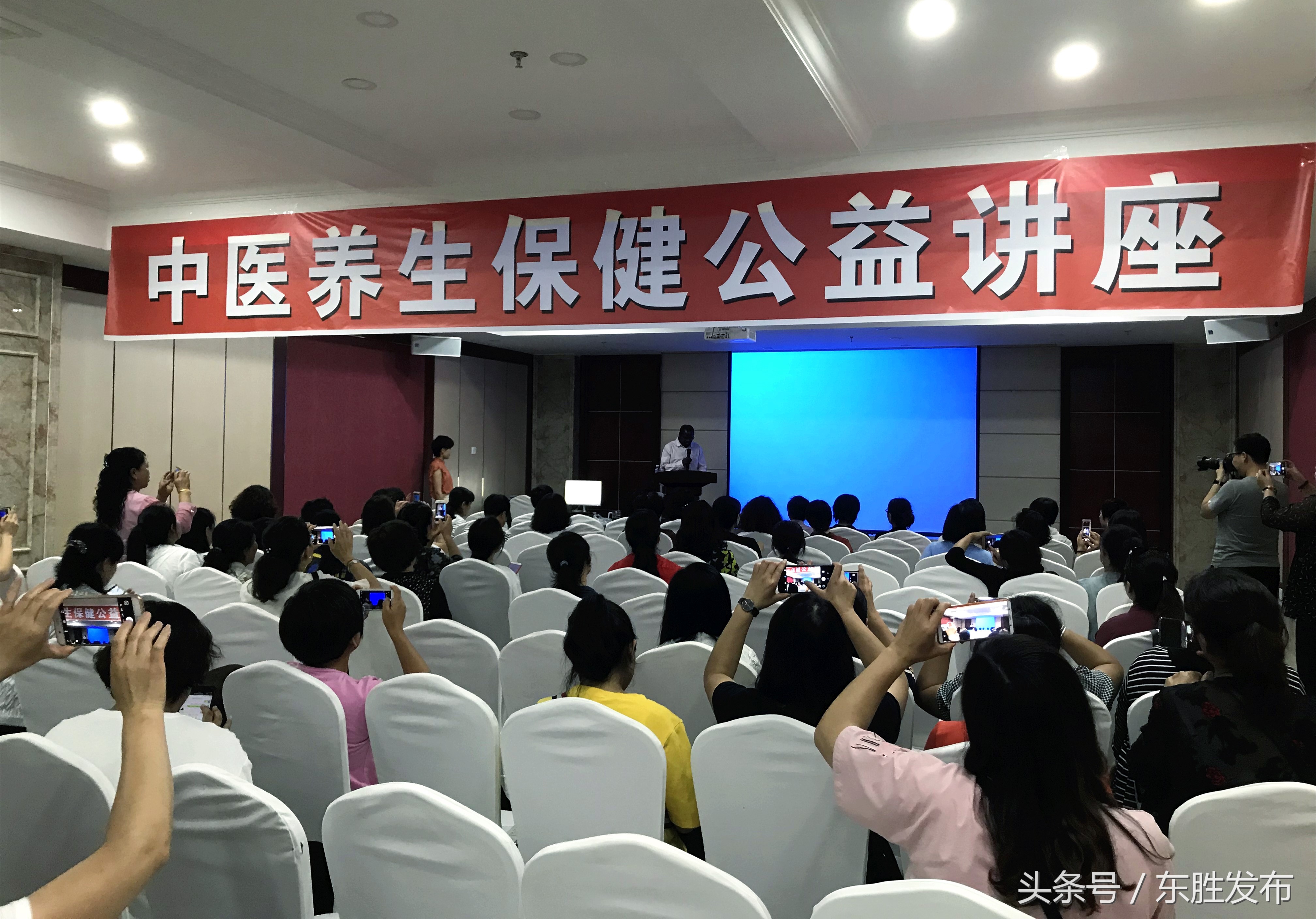 黑人中医博士迪亚拉在东胜为市民作女性健康专题讲座