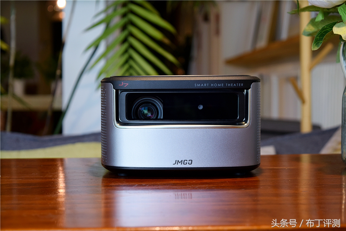 坚果j7s多少流明,坚果j7是长焦还是短焦