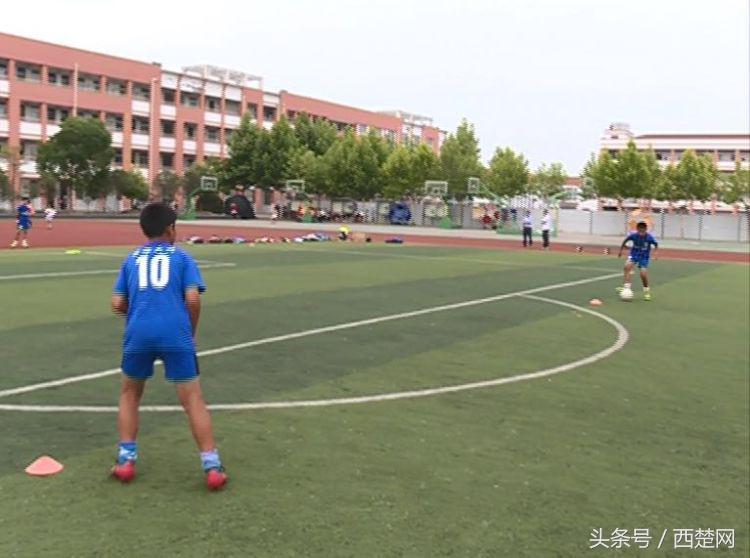 宿迁这所学校圆农村孩子足球梦捧回3届“市长杯冠军”
