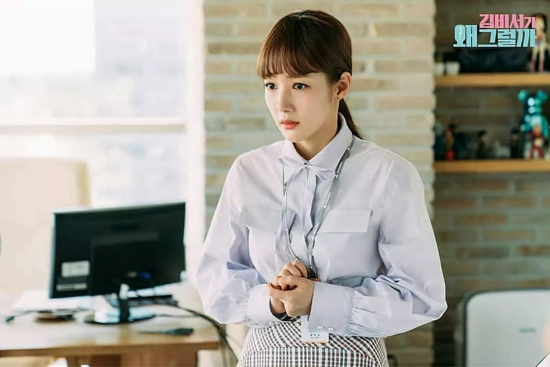 跟着金秘书学穿搭,金秘书通勤穿搭红色衬衣