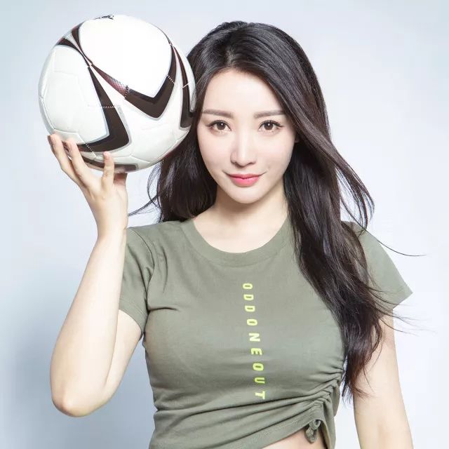 柳岩化身足球宝贝助威世界杯,女神柳岩晒美照